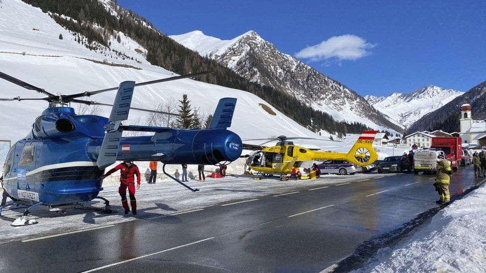 Спасательные вертолеты стоят на улице возле Гаммершпитце в Тироле, Австрия, после того, как в субботу в результате схода лавины погиб 58-летний мужчина.