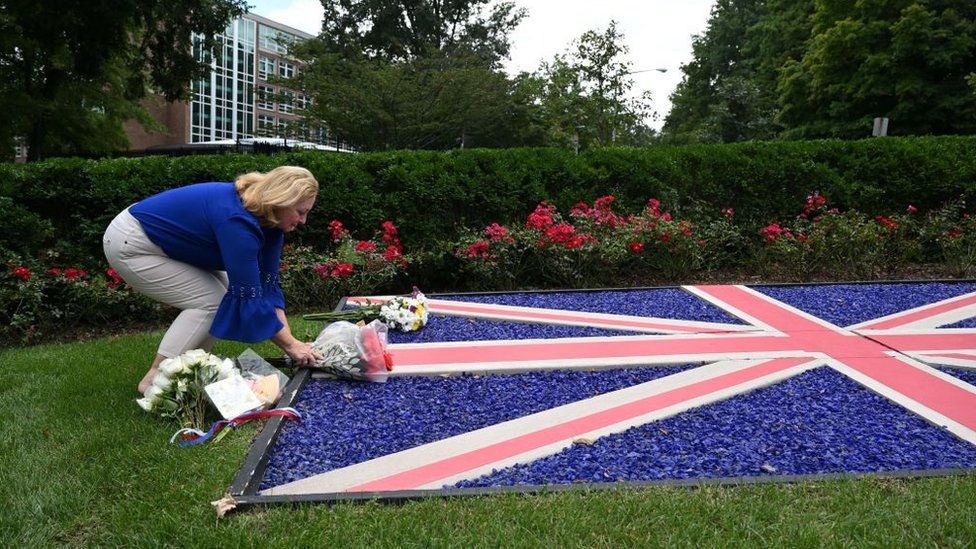 Доброжелатель возлагает цветы у посольства Великобритании в Вашингтоне