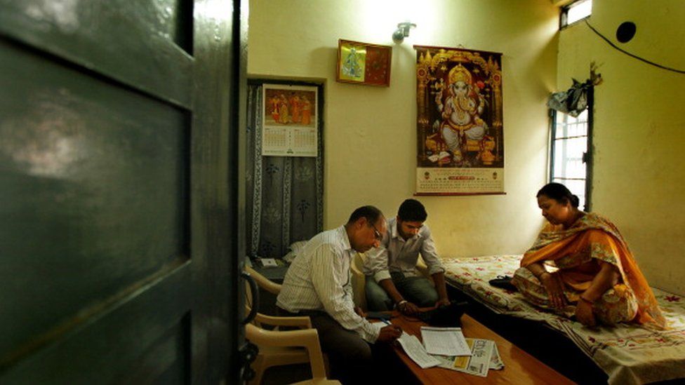 Женщина брала интервью у себя дома в Чандигархе, Индия, во время кастовой переписи 2011 года.
