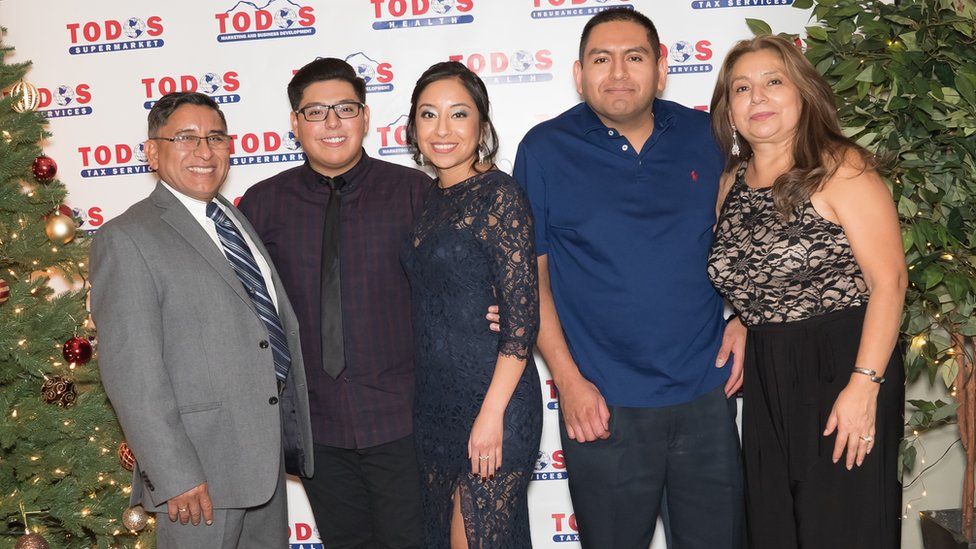 Carlos Castro junto a su familia en un evento del supermercado Todos.