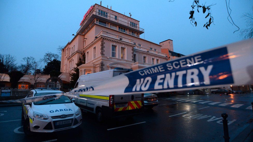 Полицейские и автомобили на месте стрельбы в отеле Regency в Дублине