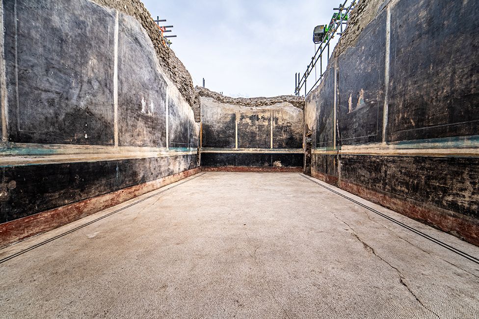 https://ichef.bbci.co.uk/news/976/cpsprodpb/B560/production/_133123464_the-newly-uncovered-black-room-in-pompeii-credit-bbc-tony-jolliffe.jpg