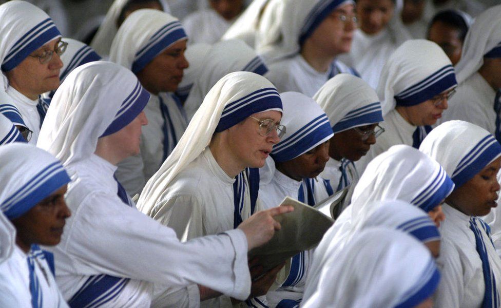 Nun of the Missionaries of Charity pray to observe Mother Teresa's sixth death anniversary in Calcutta, 05 September 2003. Hundred of nuns and numbers of volunteers took part in the morning prayer to mark the anniversary