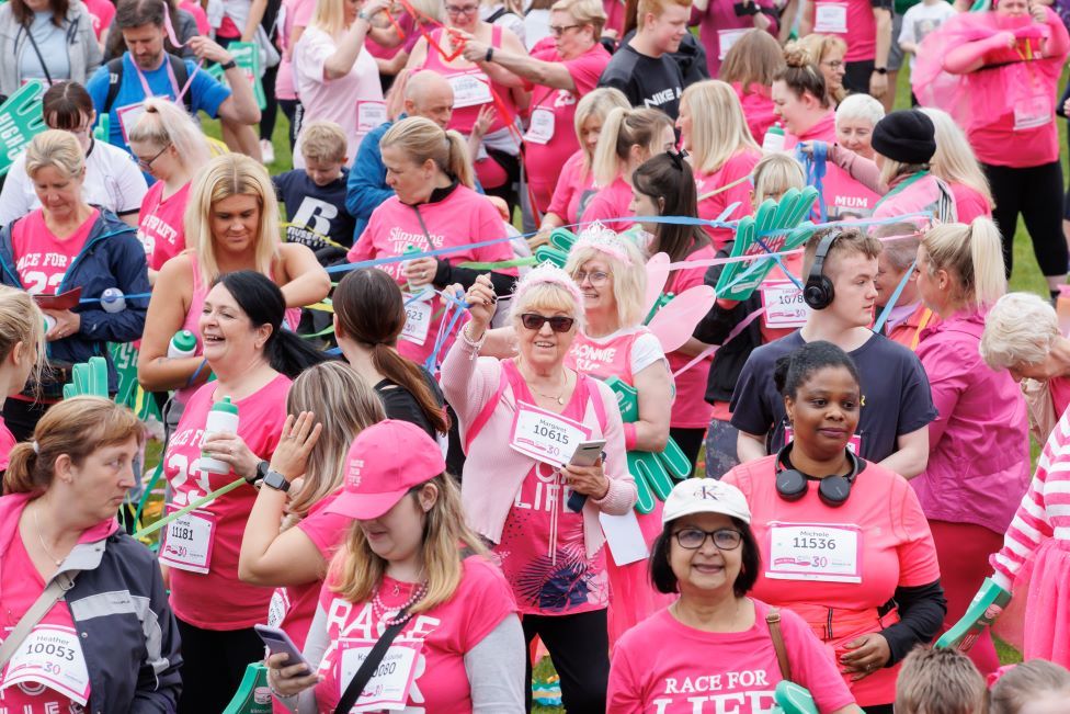 Race For Life runners are in the pink BBC News