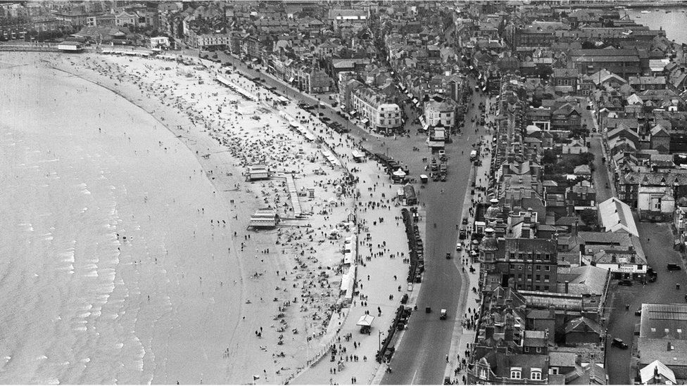 Вид с воздуха на Эспланаду, пляж и город в Уэймуте, Дорсет, сделанный в августе 1932 г.