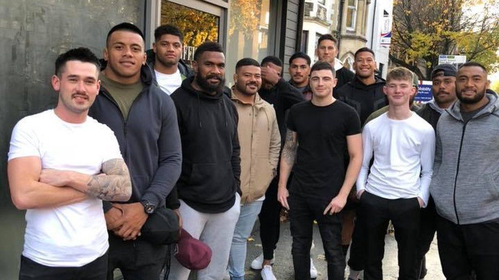 Cardiff barber gives Australia team a trim before Wales game BBC News