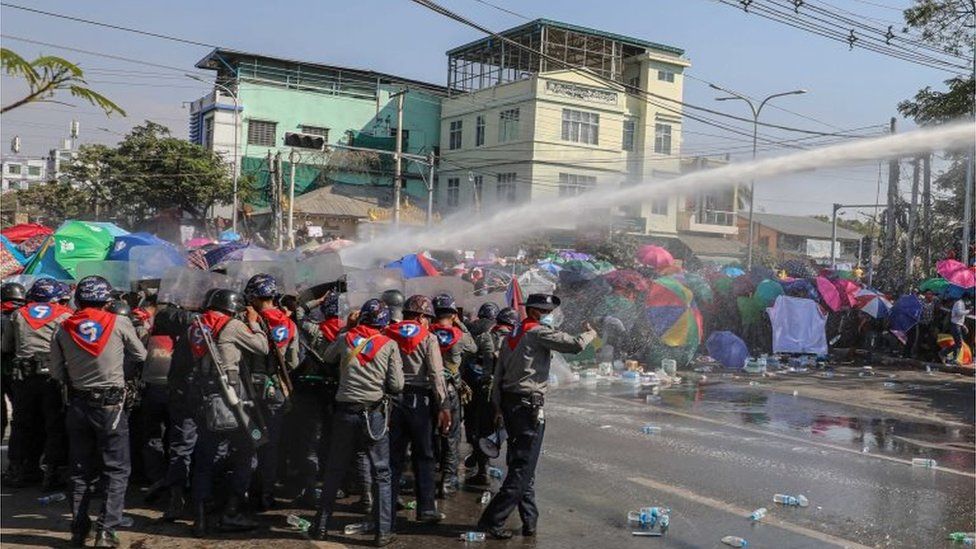 Полиция использует водометы против демонстрантов, протестующих против военного переворота и требуя освобождения избранного лидера Аунг Сан Су Чжи в Мандалае, Мьянма, 9 февраля 2021 года.
