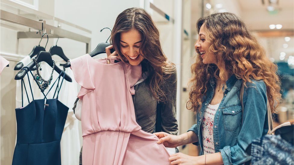 London Fashion Week: Clothes made from recycled plastic - BBC News