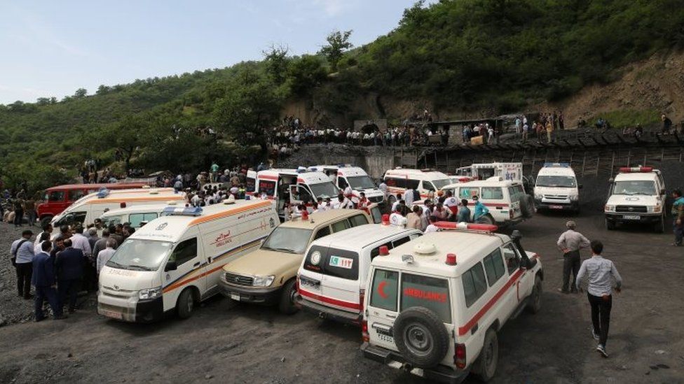 Emergency vehicles at the scene of the explosion at the coal mine in Azadshahr (03 May 2017)