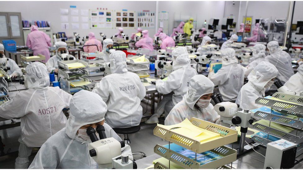 Сотрудники в Китае на производственной линии светодиодных чипов