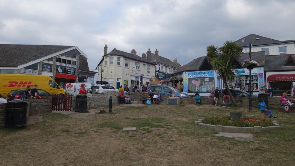 Iconic Bude tree being turned into benches BBC News