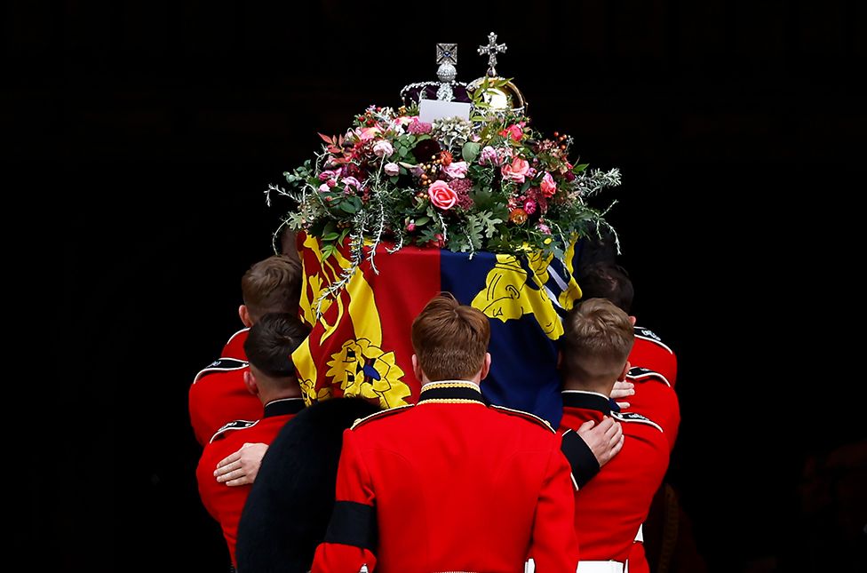 Носильщики несут гроб королевы Елизаветы II в часовню Святого Георгия 19 сентября 2022 года в Виндзоре, Англия