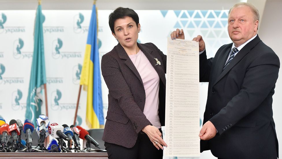 Ukrainian officials present ballot paper with 39 candidate names on it, 21 Mar 19