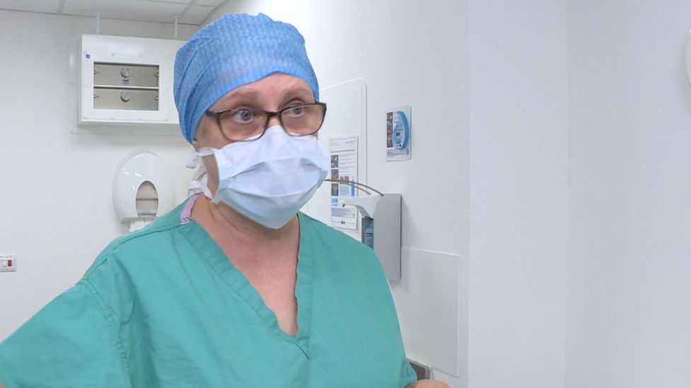 'Jack and Jill' model to reduce cataract operation waits - BBC News