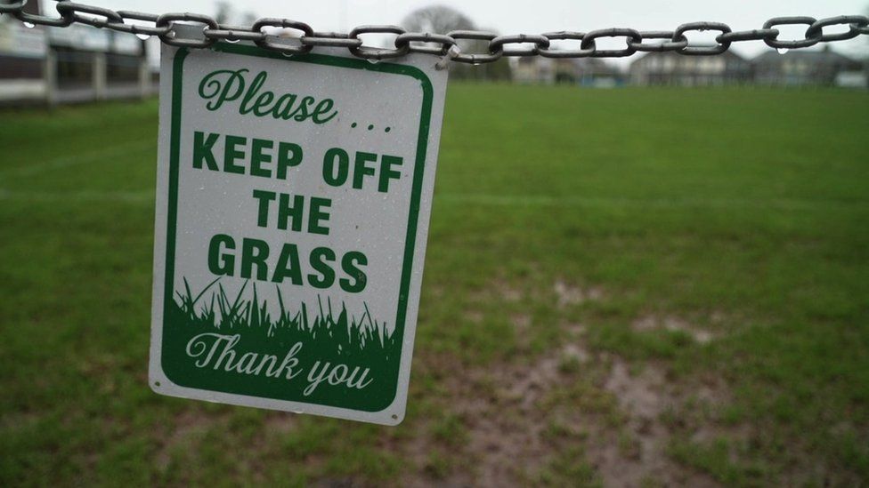 Please keep off the grass sign