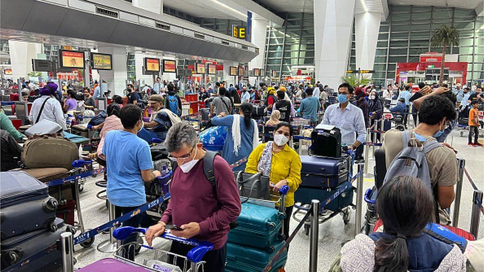 Пассажиры в аэропорту Дели