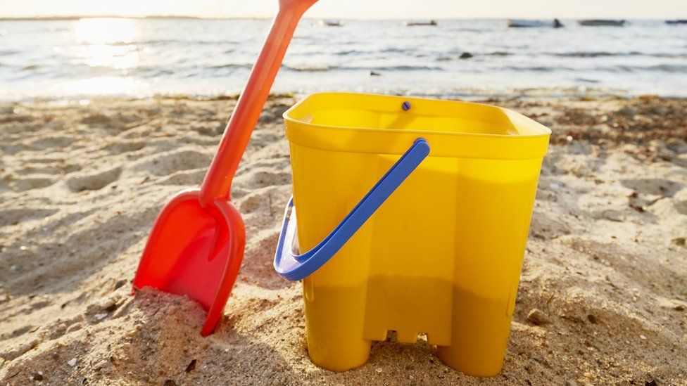 bucket-spade-beach.