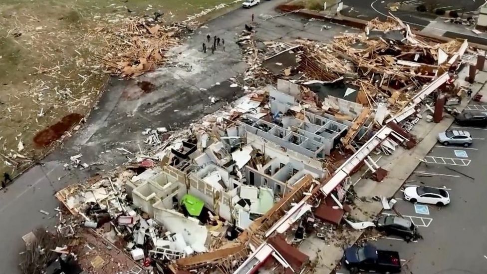 Baby found alive in tree after Tennessee tornado - BBC News