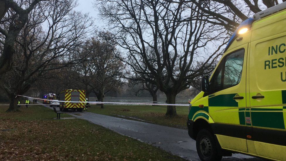 Man's body found in Southampton Common lake - BBC News