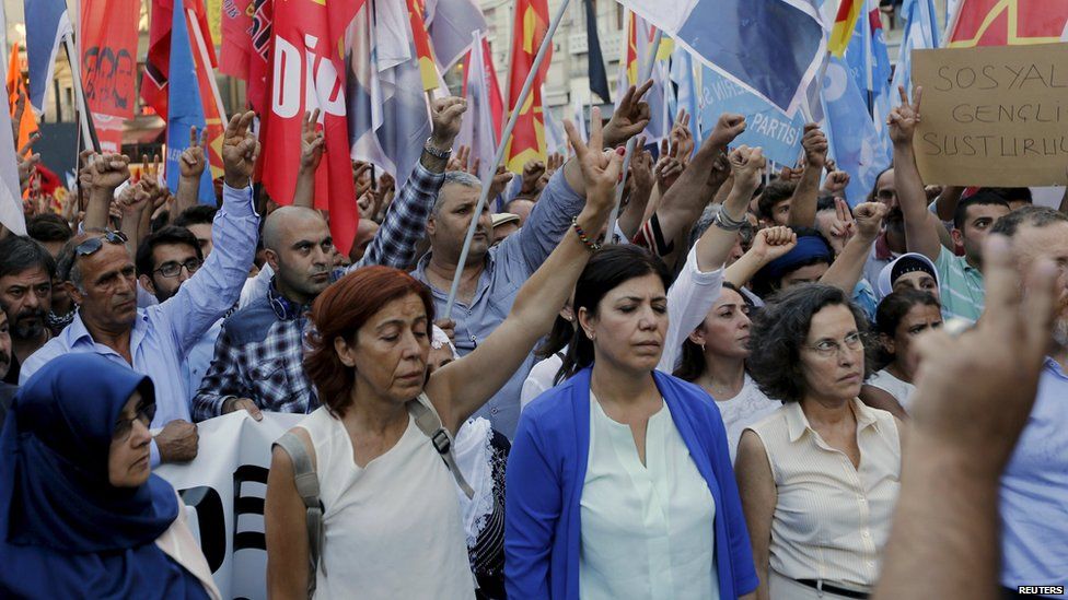 Demonstrators hold a minute of silence for the victims during a protest against the bomb attack in the border town of Suruc, in central Istanbul, Turkey (20 July 2015)