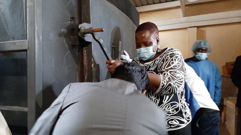 Министр здравоохранения Малави Кумбизе Чипонда был сфотографирован закрытием мусоросжигательной камеры в среду
