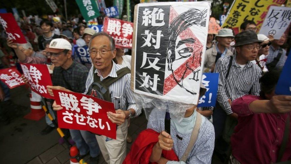 Protesters holding "No war" placards stage a rally against Japanese government in front of the parliament building in Tokyo (19 September 2015)