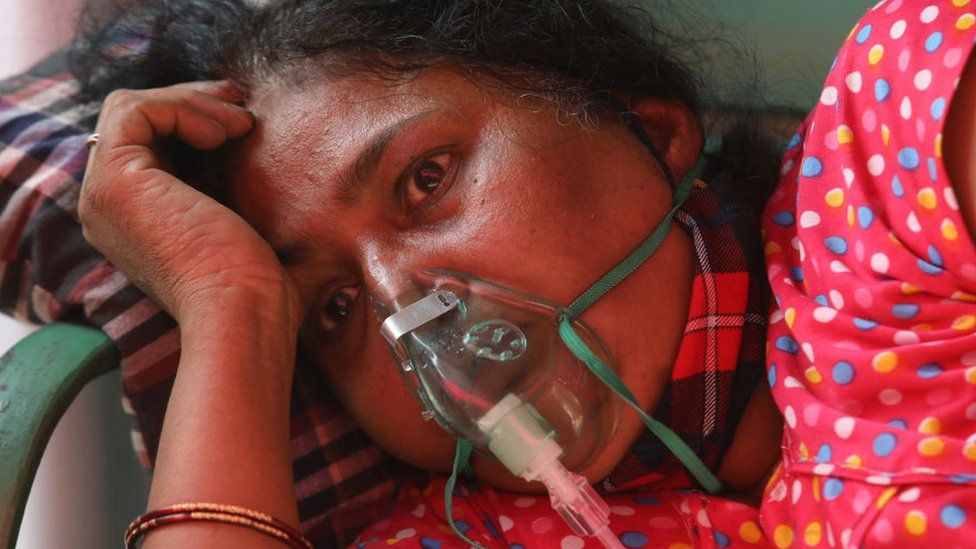 A Covid-19 patient who is suffering from breathing difficulty breaths with the help of oxygen mask outside Gurudwara. India has recorded 401,993 fresh Covid-19 cases in the first time and 3,523 deaths including 870 cases in Maharashtra and 375 in Delhi in the last 24 hours amid an oxygen crisis.