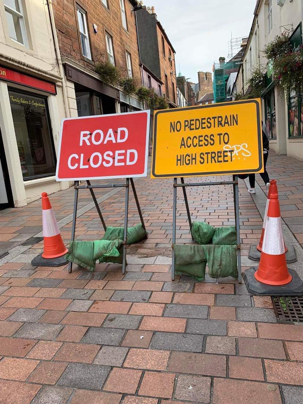 Dumfries shop closure fears over dangerous building alert - BBC News