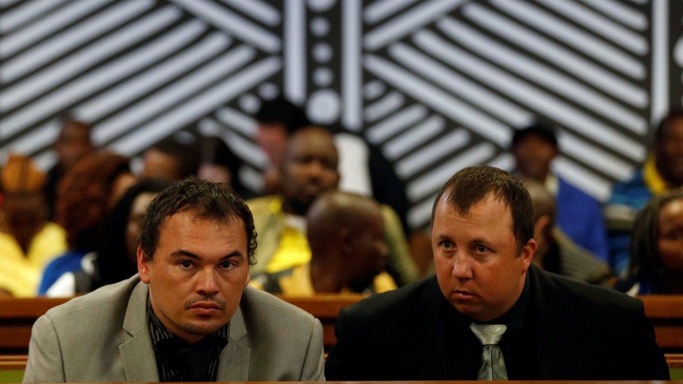 Виллем Остхуизен и Тео Мартинс в Верховном суде в Дельмасе, провинция Мпумаланга, Южная Африка, 31 июля 2017 г.