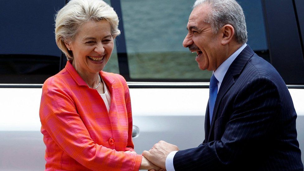 European Commission President Ursula von der Leyen (L) shakes hands with Palestinian Prime Minister Mohammed Shtayyeh in Ramallah (14 June 2022)