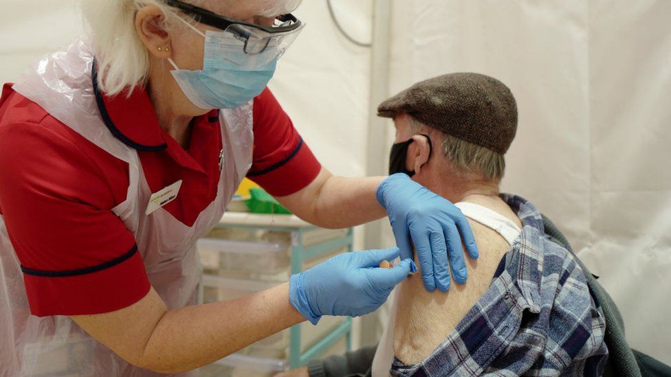 Мужчина получает вакцину Oxford-AstraZeneca 1 февраля в Корнуолле