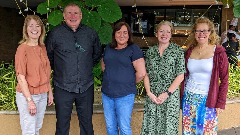 Lynne Jones, Stewart Dow, Lisa Morris, Rhiannon Jones y Miranda Williams