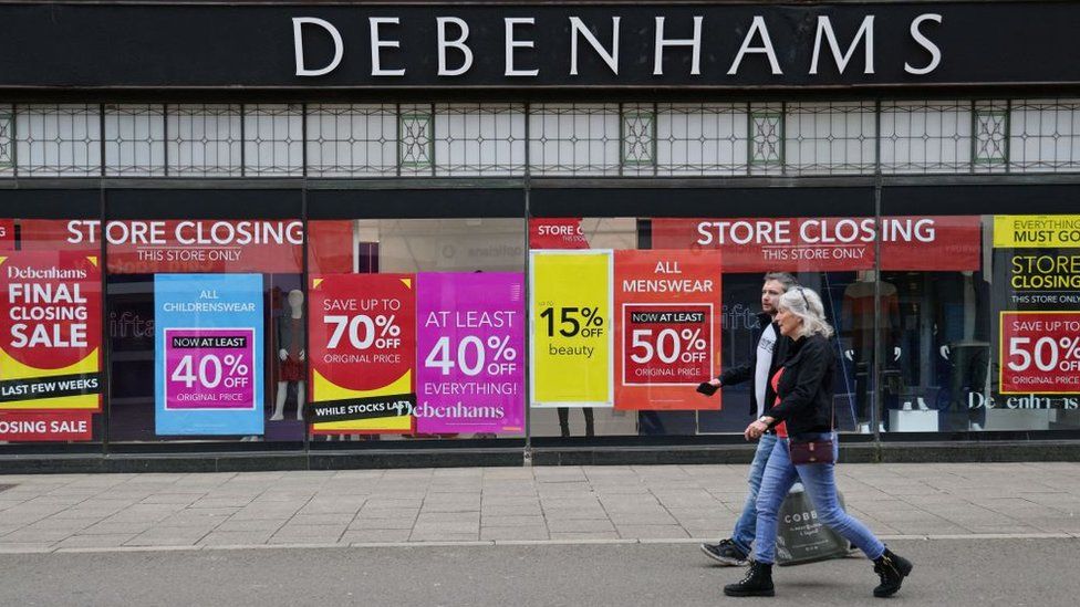 Магазин Debenhams с вывесками продаж