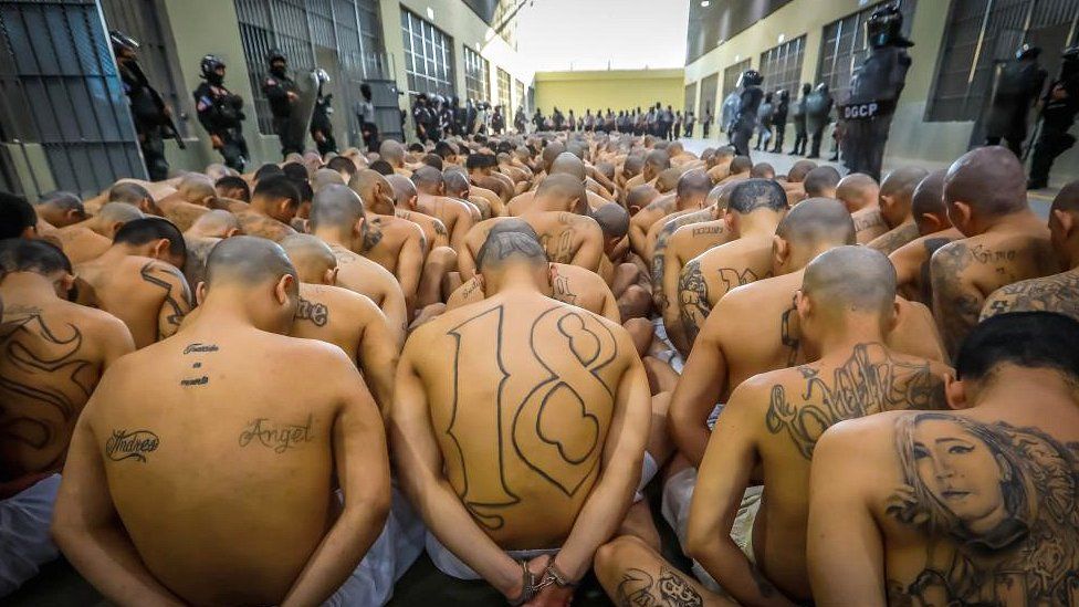 Pandilleros esperan ser llevados a sus celdas luego de que 2000 pandilleros fueran trasladados al Centro de Confinamiento del Terrorismo