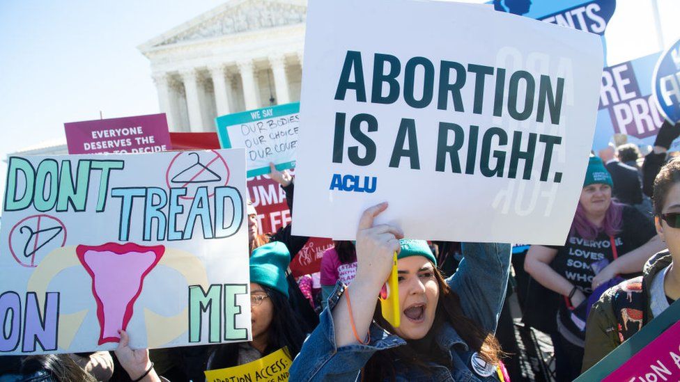 Активисты сторонников выбора, поддерживающие законный доступ к абортам, протестуют во время демонстрации перед Верховным судом США