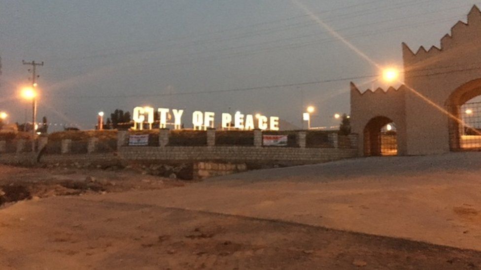 Знак с надписью "Город мира"