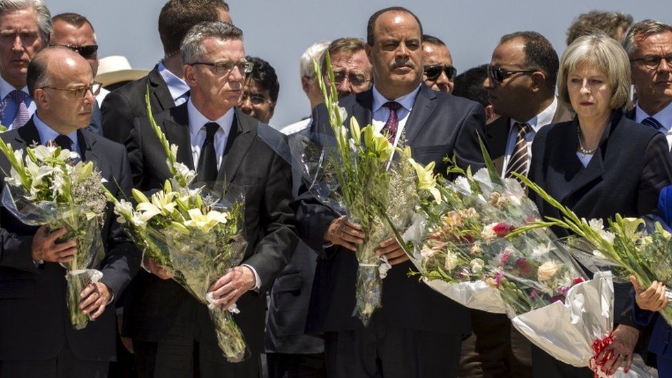 ministers laying flowers at sousse