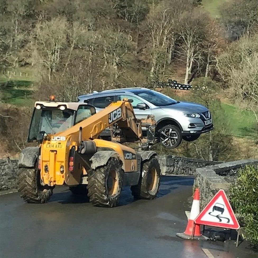 Car recovered after flooding at Llanfair Talhaiarn