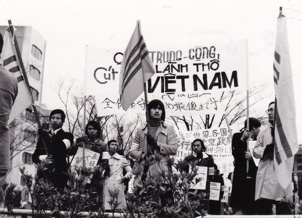 Những năm 1970, nhiều sinh viên Việt Nam được chính phủ Việt Nam Cộng Hòa tài trợ đi du học ở Nhật. Vào tháng 1/1974, sau khi Trung Quốc chiếm lấy quần đảo Hoàng Sa, nhiều sinh viên đã tổ chức một cuộc biểu tình ở Tokyo, Nhật Bản.