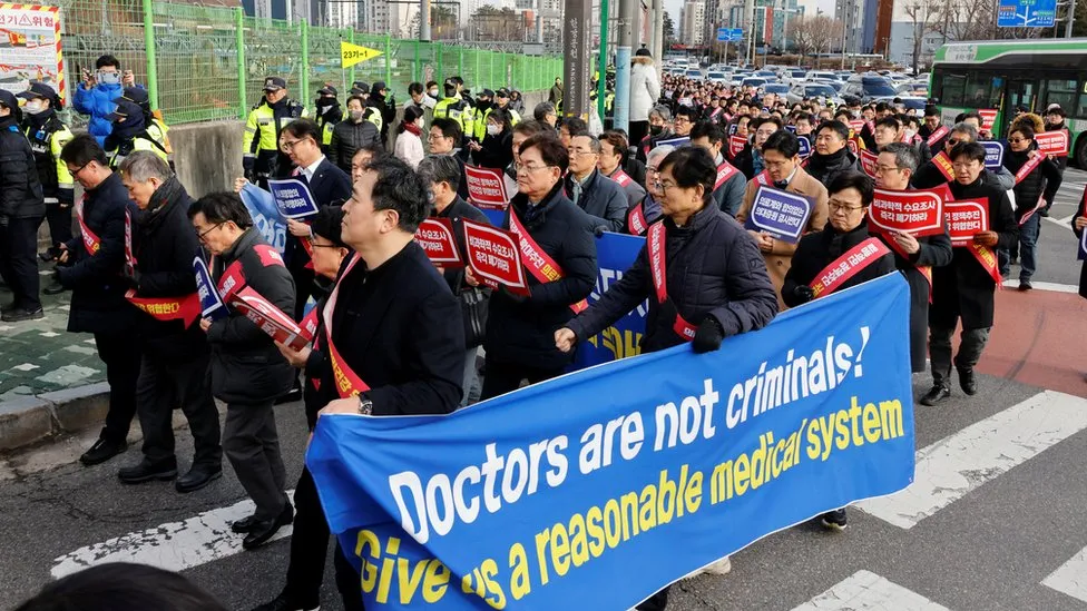 Corea del Sur: Los médicos en huelga enfrentan arresto si no regresan a trabajar.