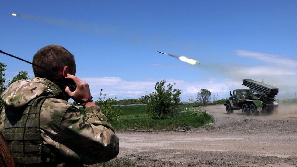 Separatist forces launch missiles at Ukrainian government forces near Avdiivka, 28 May