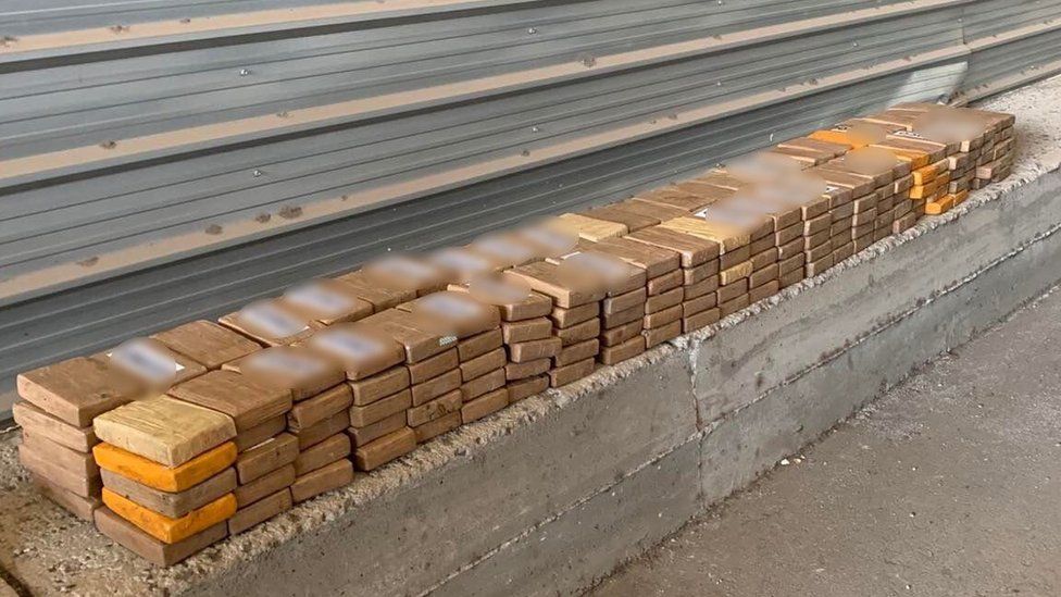 Paquetes que contienen cocaína que han sido incautados por la policía helénica
