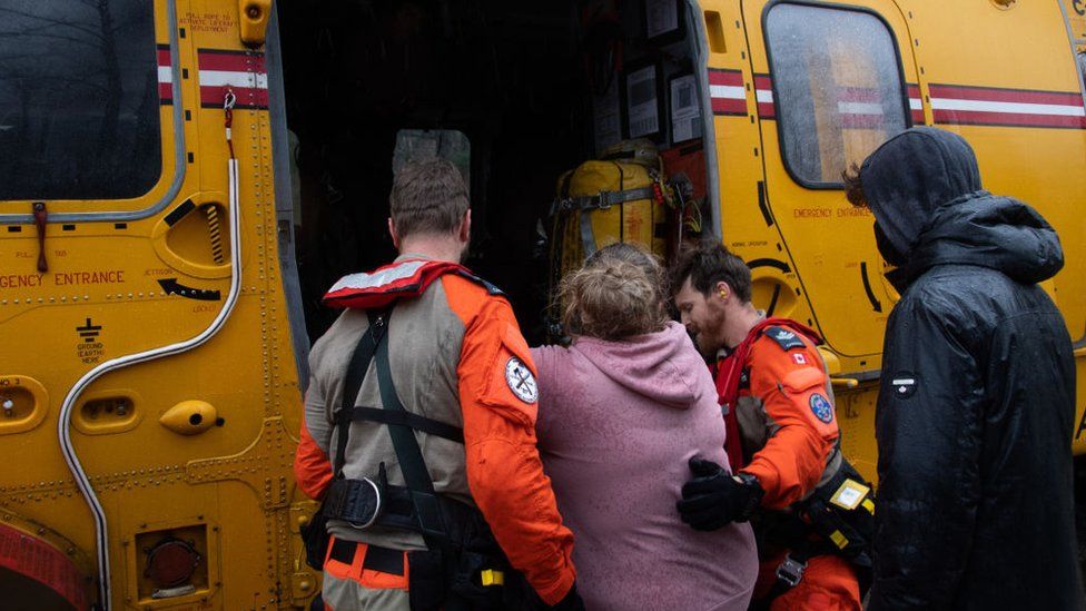 В этом раздаточном материале, предоставленном канадскими вооруженными силами, баклан CH149 и его команда из 442-й поисково-спасательной эскадрильи оказывают поддержку после наводнения в Британской Колумбии