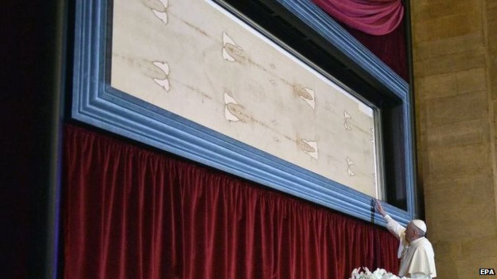 Pope Francis prays before Turin Shroud - BBC News