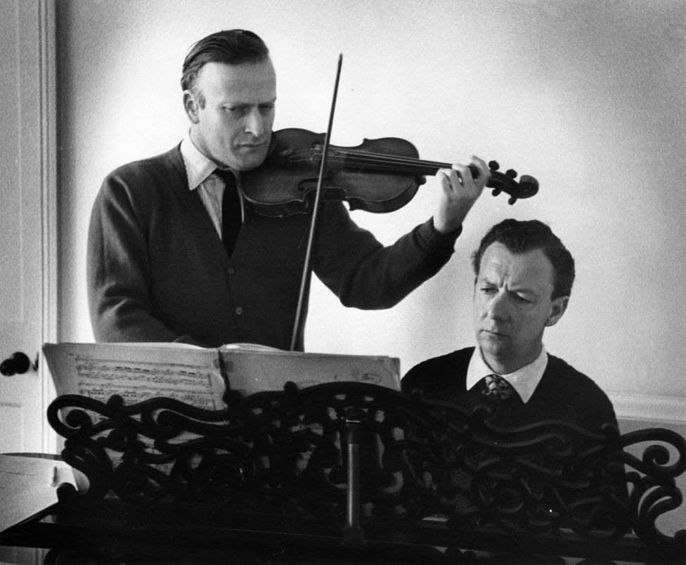 Yehudi Menuhin playing with Benjamin Britten, circa 1955