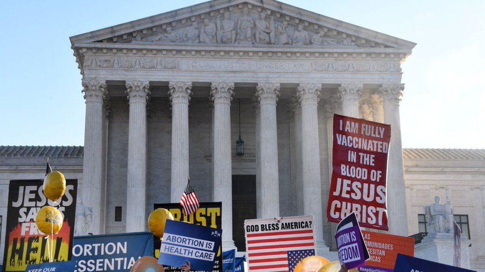 Защитники прав на аборт и протестующие против абортов проводят демонстрацию перед Верховным судом США в Вашингтоне, округ Колумбия, 1 декабря 2021 г.