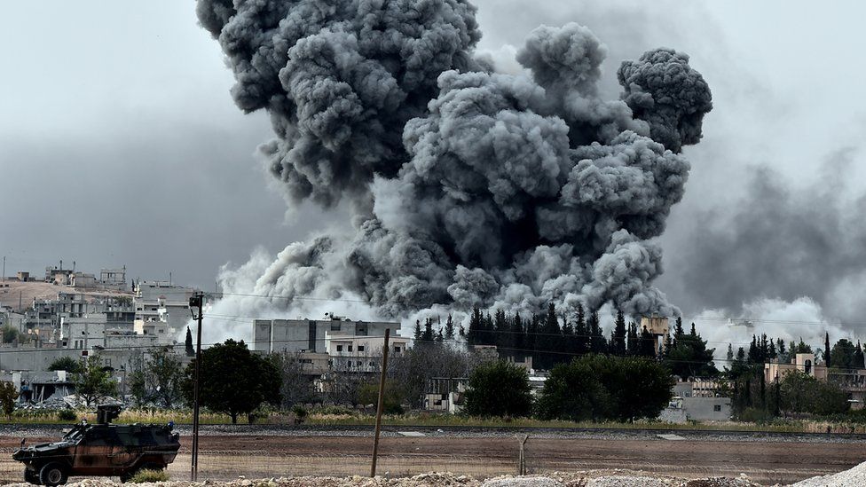 Ngrihet tymi pas një sulmi ajror në një pozicion të Shtetit Islamik në qytetin sirian të Kobane (12 tetor 2014)