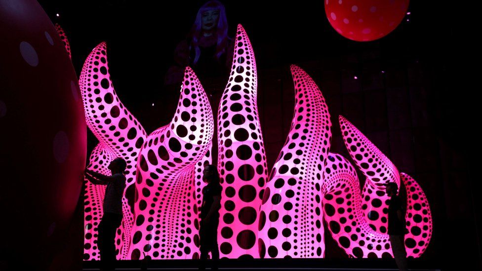 Yayoi Kusama: Inflatable polka dot art goes on display - BBC Newsround