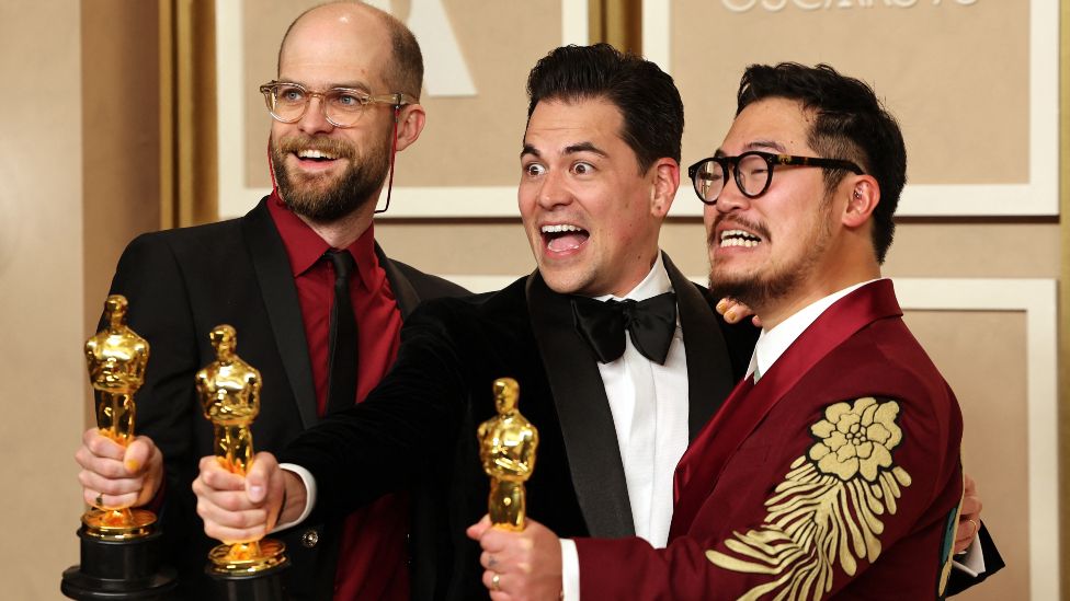 Daniel Kwan, Daniel Scheinert và Jonathan Wang chụp ảnh với giải Oscar cho Phim hay nhất cho "Mọi thứ ở mọi nơi cùng một lúc" trong phòng ảnh Oscar tại Lễ trao giải Oscar lần thứ 95 ở Hollywood, Los Angeles, California