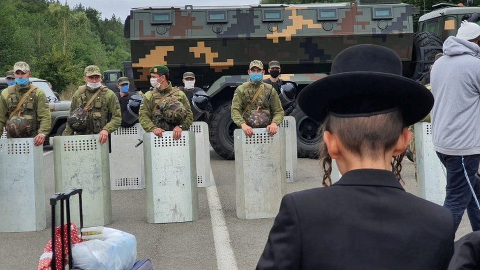Jewish pilgrims gather in front of Ukrainian service members near the Novi Yarylovychi crossing point
